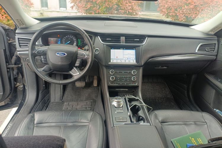 Used Ford Taurus 2017 EcoBoost 180 Luxury Model Center Console