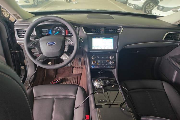 Used Ford Taurus 2017 EcoBoost 245 Fashion Edition Center Console