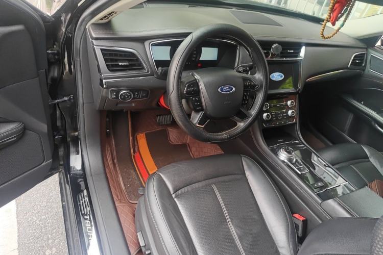 Used Ford Taurus 2017 EcoBoost 245 Fashion Edition Center Console