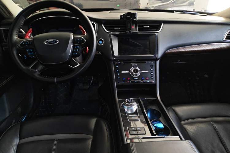 Used Ford Taurus 2017 EcoBoost 245 Flagship Model Center Console