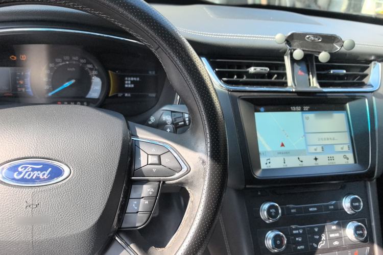 Used Ford Taurus 2017 EcoBoost 180 Luxury Model Center Console