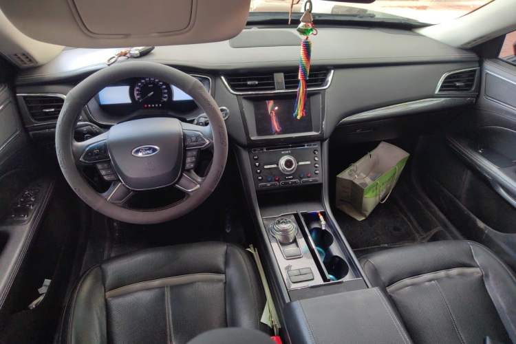 Used Ford Taurus 2017 EcoBoost 245 Luxury Model Center Console