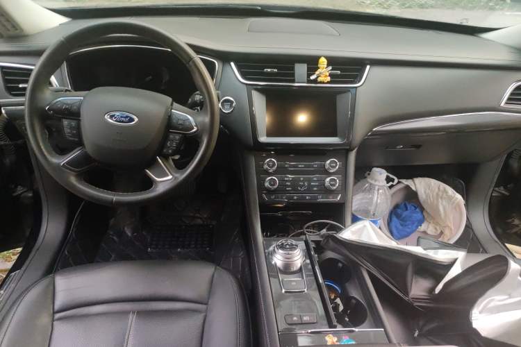 Used Ford Taurus 2017 EcoBoost 245 Fashion Edition Center Console