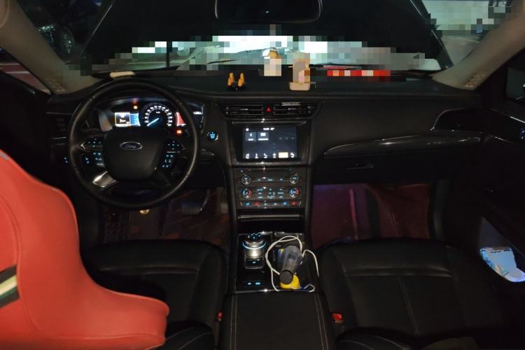 Used Ford Taurus 2017 EcoBoost 245 Fashion Edition Center Console