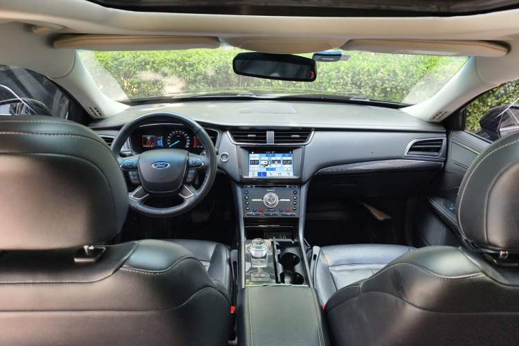 Used Ford Taurus 2017 EcoBoost 245 Luxury Model Center Console