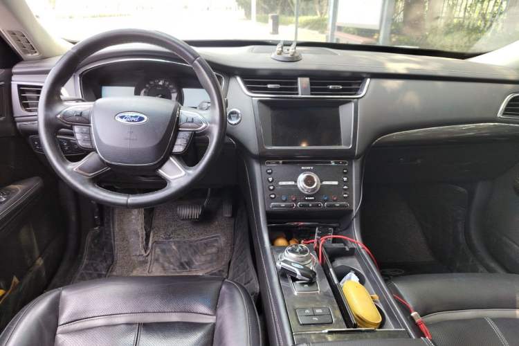 Used Ford Taurus 2017 EcoBoost 245 Luxury Model Center Console