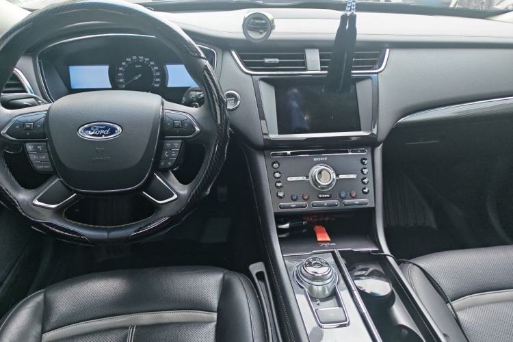 Used Ford Taurus 2017 EcoBoost 245 Luxury Model Center Console