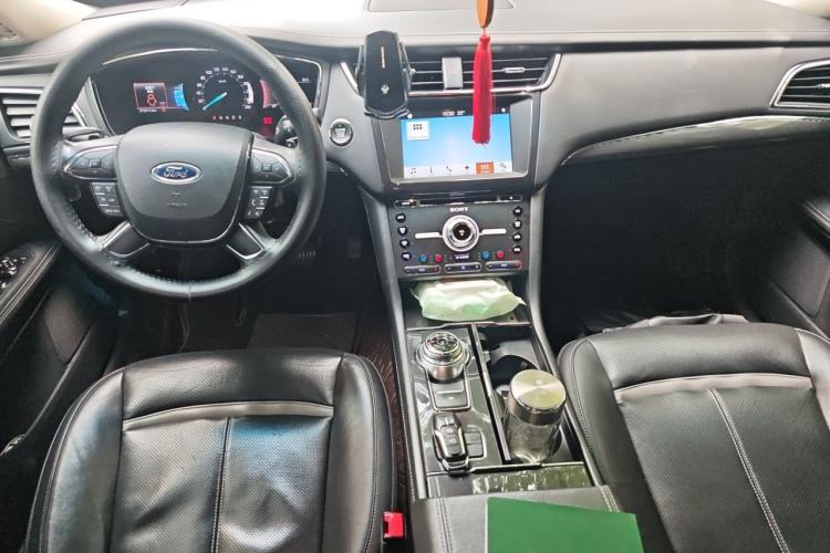Used Ford Taurus 2017 EcoBoost 245 Luxury Model Center Console