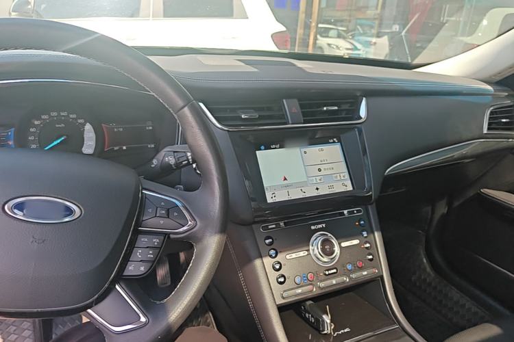 Used Ford Taurus 2017 EcoBoost 245 Luxury Model Center Console