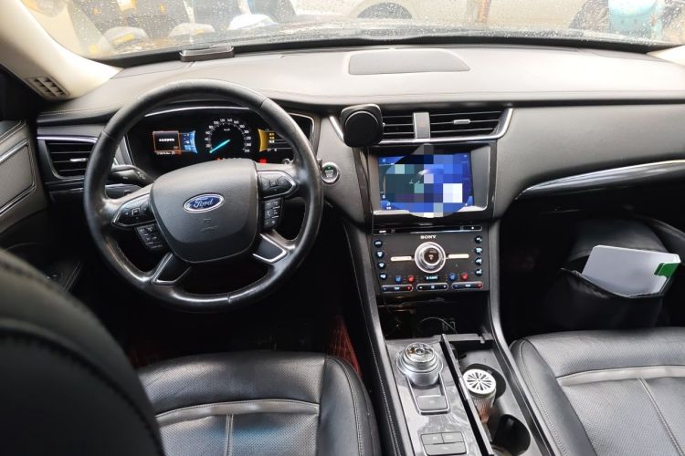 Used Ford Taurus 2017 EcoBoost 245 Fashion Edition Center Console