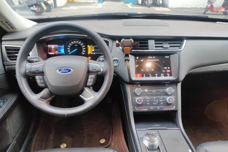 Used Ford Taurus 2017 EcoBoost 180 Luxury Model Center Console