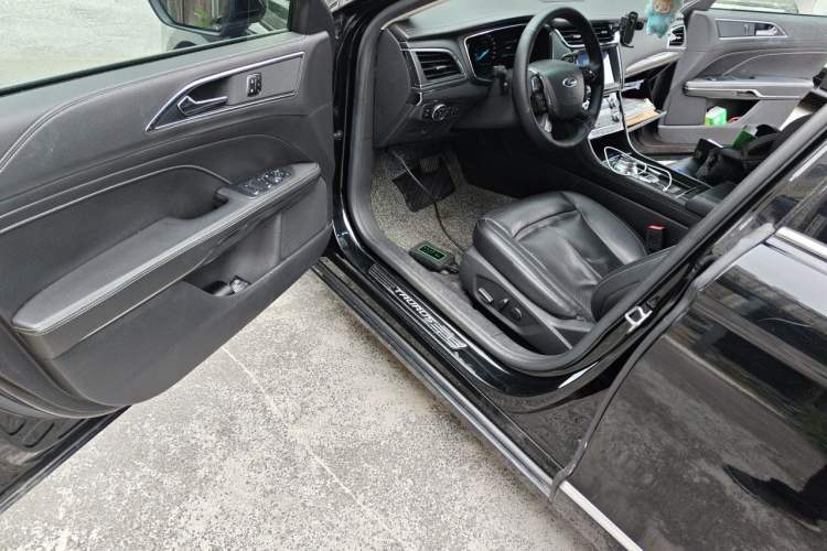 Used Ford Taurus 2017 EcoBoost 245 Fashion Edition Driver Seat
