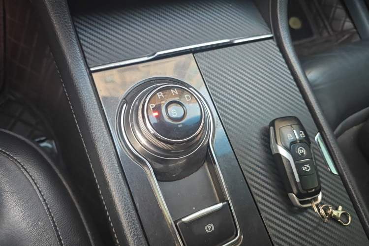 Used Ford Taurus 2017 EcoBoost 245 Fashion Edition Gear Lever