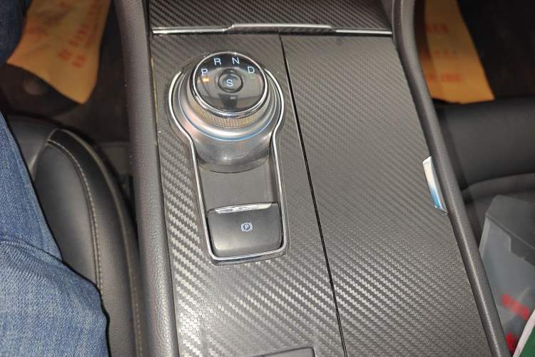 Used Ford Taurus 2017 EcoBoost 245 Fashion Edition Gear Lever