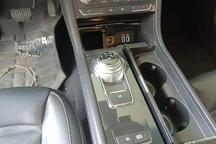 Used Ford Taurus 2017 EcoBoost 245 Fashion Edition Gear Lever
