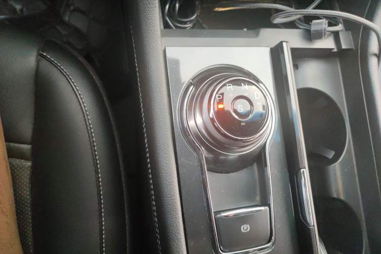 Used Ford Taurus 2017 EcoBoost 245 Fashion Edition Gear Lever