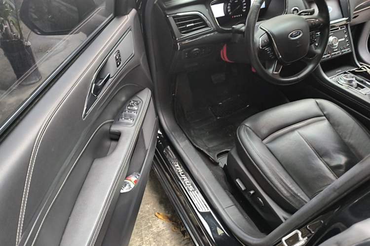 Used Ford Taurus 2017 EcoBoost 245 Luxury Model Interior 3