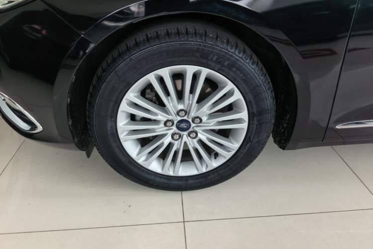 Used Ford Taurus 2017 EcoBoost 245 Fashion Edition Left Front Wheel Hub