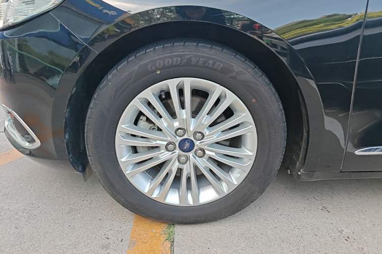 Used Ford Taurus 2017 Facelifted EcoBoost 245 Fashion Edition Left Front Wheel Hub