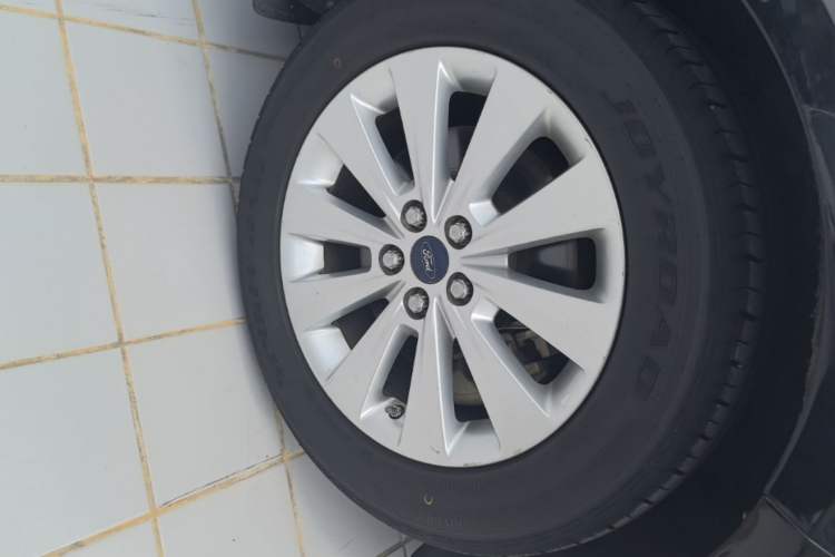 Used Ford Taurus 2017 EcoBoost 180 Luxury Model Left Front Wheel Hub