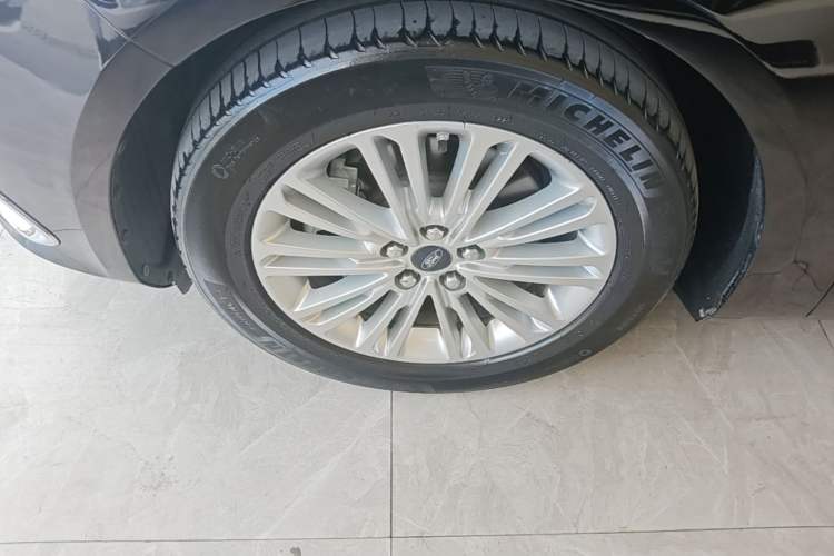 Used Ford Taurus 2017 EcoBoost 245 Fashion Edition Left Front Wheel Hub