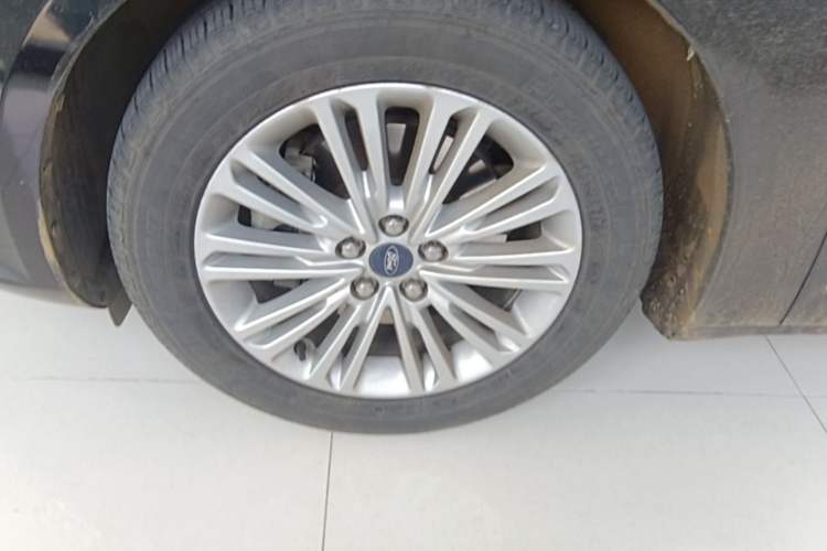 Used Ford Taurus 2017 EcoBoost 245 Fashion Edition Left Front Wheel Hub