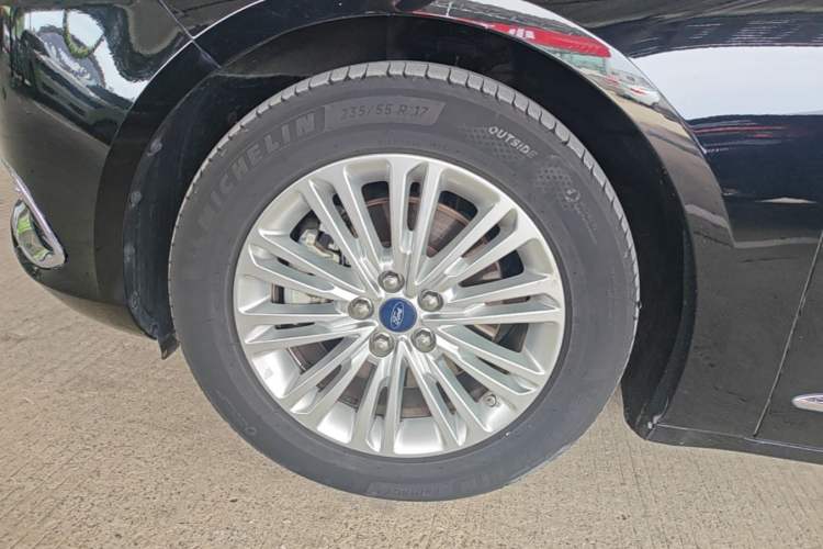 Used Ford Taurus 2017 EcoBoost 245 Fashion Edition Left Front Wheel Hub