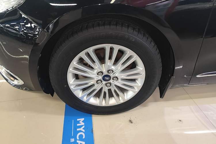 Used Ford Taurus 2017 EcoBoost 245 Fashion Edition Left Front Wheel Hub