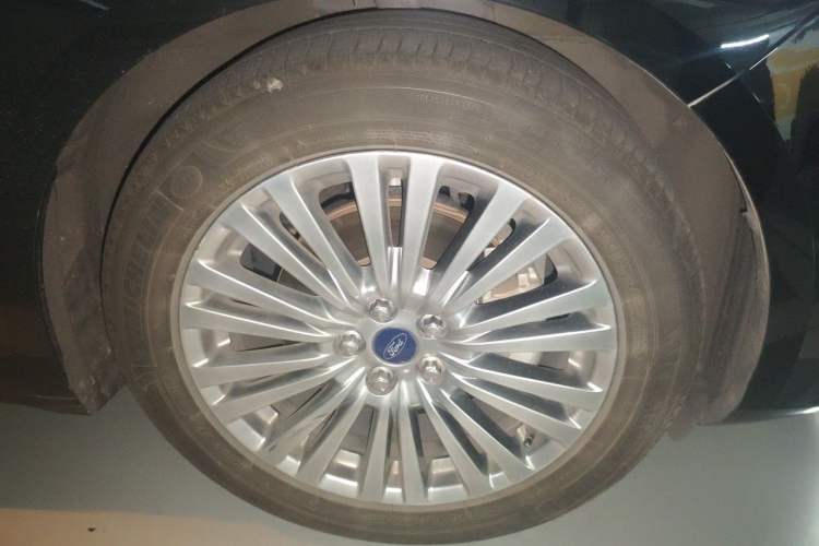 Used Ford Taurus 2017 EcoBoost 245 Luxury Model Right Front Wheel Hub