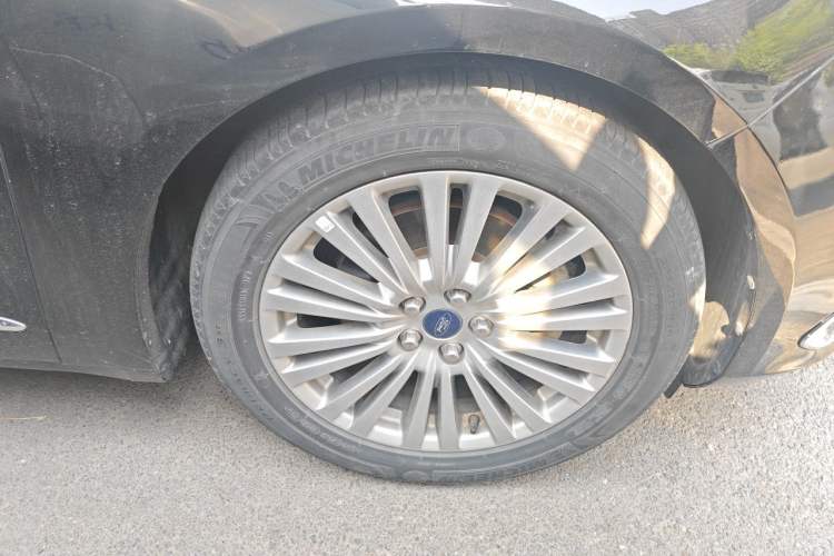 Used Ford Taurus 2017 EcoBoost 245 Luxury Model Right Front Wheel Hub