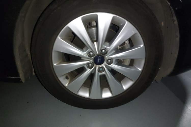 Used Ford Taurus 2017 EcoBoost 180 Ultimate Model Right Front Wheel Hub