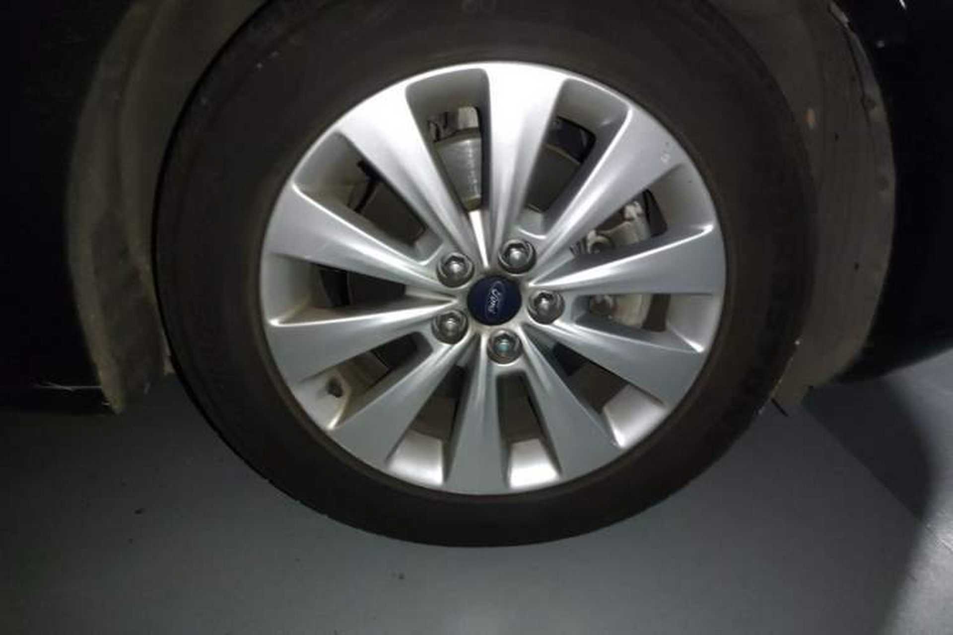 Used Ford Taurus 2017 EcoBoost 180 Ultimate Model Right Front Wheel Hub