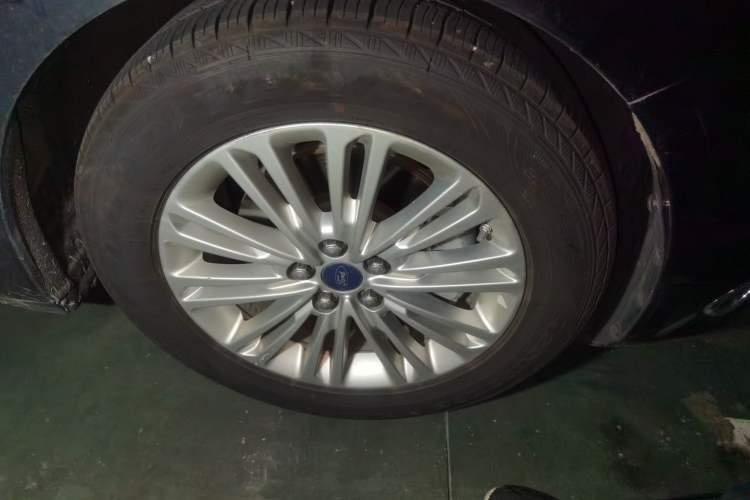 Used Ford Taurus 2017 Facelifted EcoBoost 245 Fashion Edition Right Front Wheel Hub