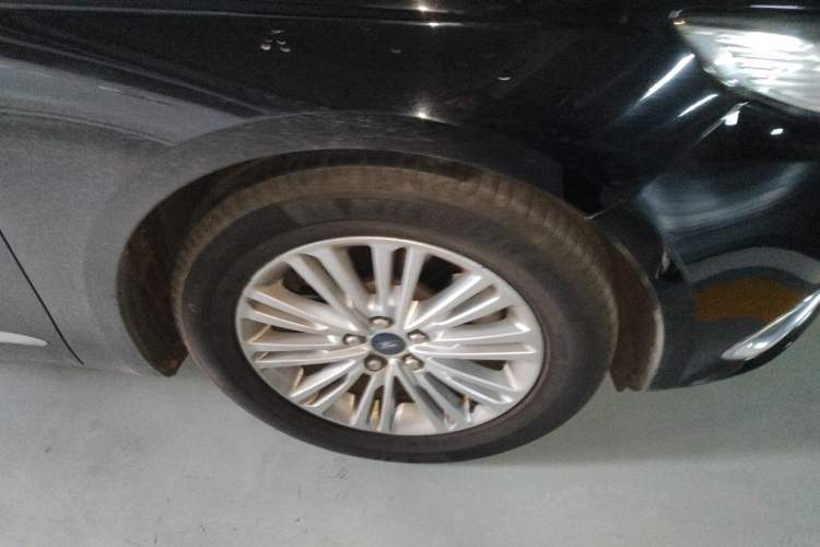 Used Ford Taurus 2017 EcoBoost 245 Fashion Edition Right Front Wheel Hub