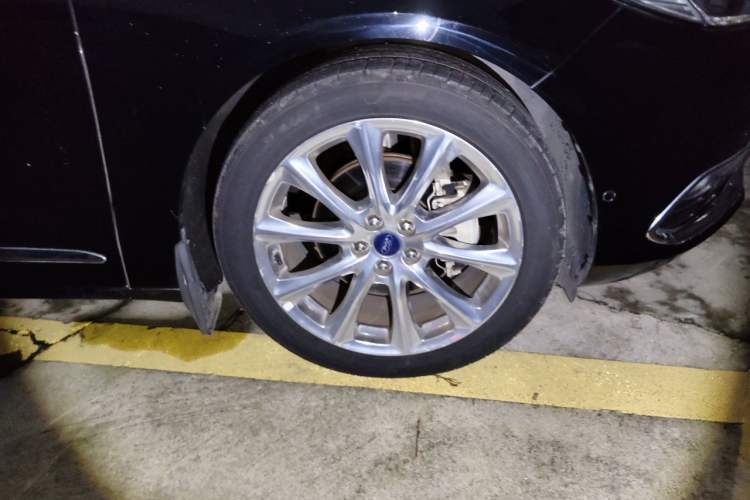 Used Ford Taurus 2017 EcoBoost 325 V6 Flagship Model Right Front Wheel Hub