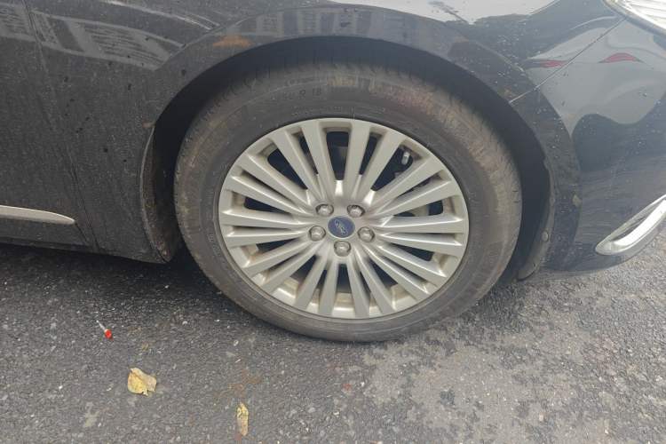 Used Ford Taurus 2017 Facelifted EcoBoost 245 Luxury Version Right Front Wheel Hub