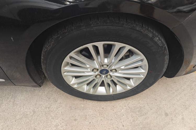 Used Ford Taurus 2017 EcoBoost 245 Fashion Edition Right Front Wheel Hub