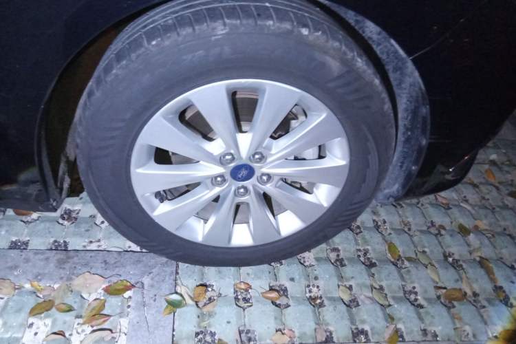Used Ford Taurus 2017 EcoBoost 180 Luxury Model Right Front Wheel Hub