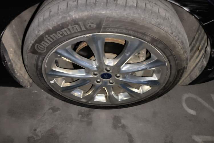 Used Ford Taurus 2017 EcoBoost 325 V6 Flagship Model Right Front Wheel Hub