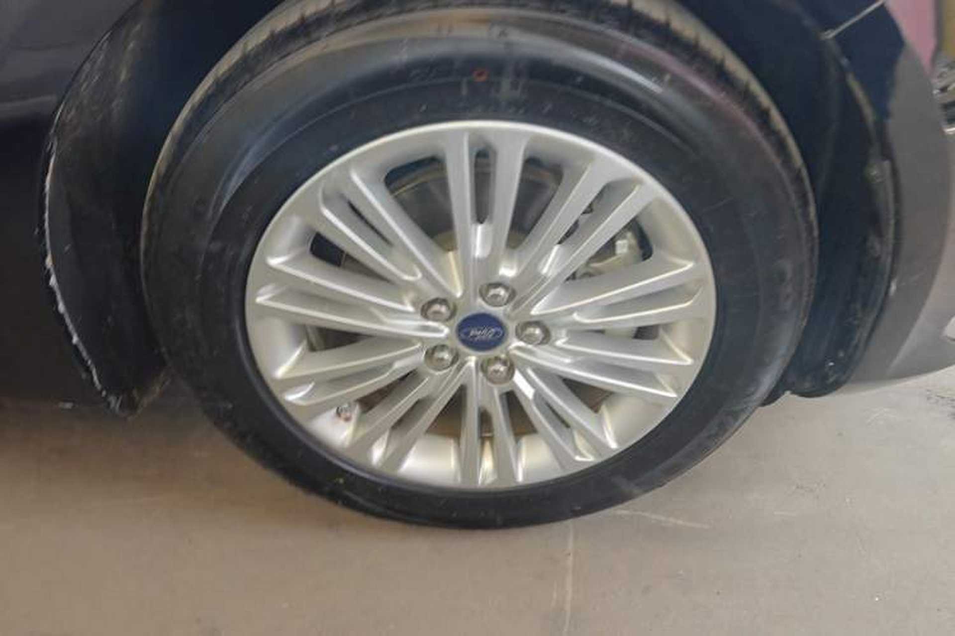 Used Ford Taurus 2017 EcoBoost 245 Fashion Edition Right Front Wheel Hub