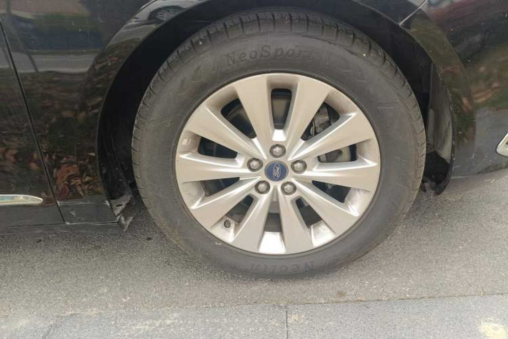 Used Ford Taurus 2017 EcoBoost 180 Luxury Model Right Front Wheel Hub