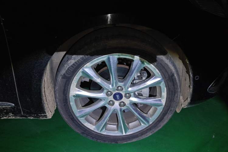 Used Ford Taurus 2017 EcoBoost 325 V6 Flagship Model Right Front Wheel Hub