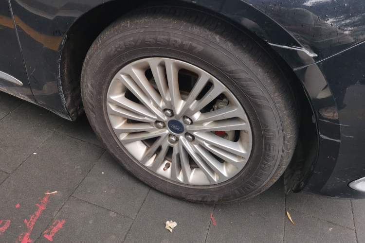 Used Ford Taurus 2017 EcoBoost 245 Fashion Edition Right Front Wheel Hub