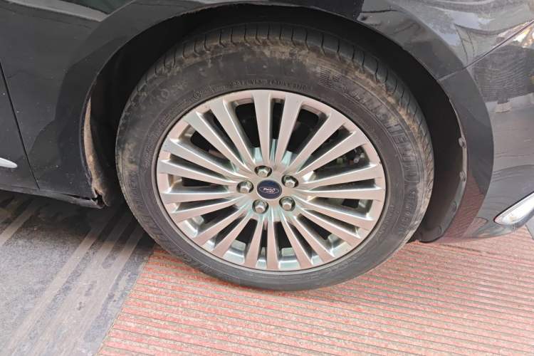 Used Ford Taurus 2017 EcoBoost 245 Luxury Model Right Front Wheel Hub