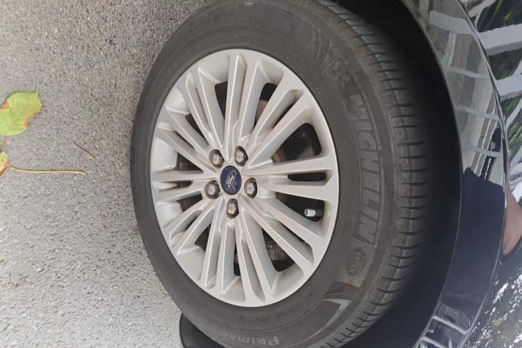 Used Ford Taurus 2017 EcoBoost 245 Fashion Edition Right Front Wheel Hub