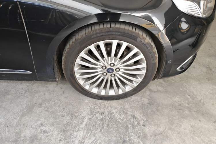Used Ford Taurus 2017 EcoBoost 245 Flagship Model Right Front Wheel Hub