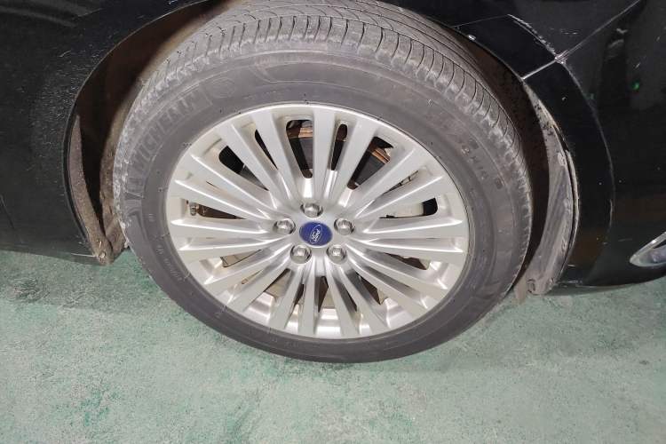 Used Ford Taurus 2017 Facelifted EcoBoost 245 Luxury Version Right Front Wheel Hub