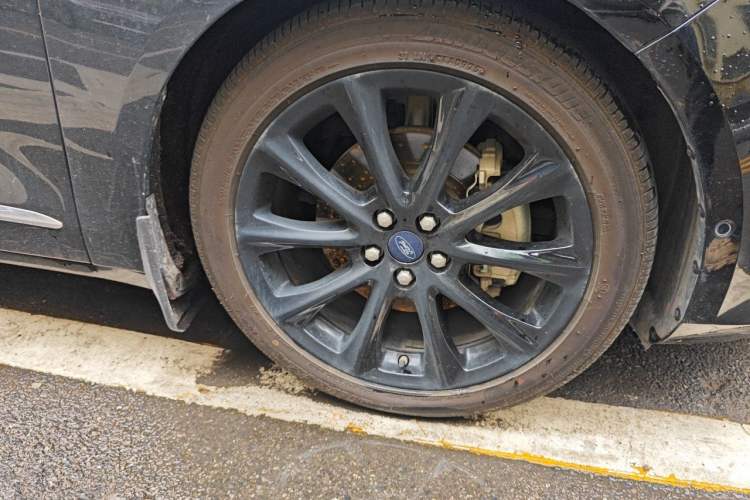 Used Ford Taurus 2017 EcoBoost 325 V6 Flagship Model Right Front Wheel Hub