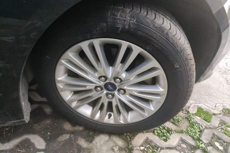 Used Ford Taurus 2017 EcoBoost 245 Fashion Edition Right Front Wheel Hub