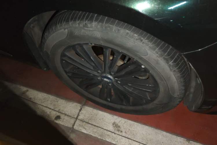 Used Ford Taurus 2017 EcoBoost 245 Fashion Edition Right Front Wheel Hub